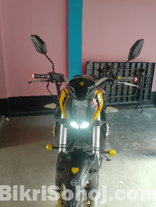 Benelli TNT 150. Double disk